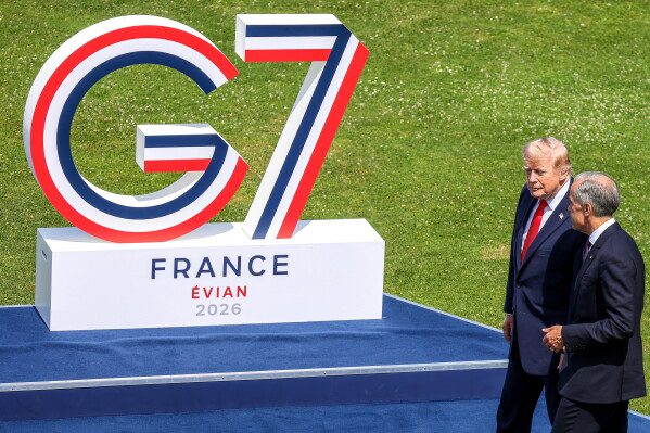 На саммите G7 микрофоны, которые постоянно включены, зафиксировали беседы мировых лидеров между важными темами.