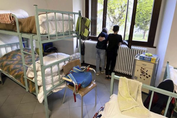 Сотни украинских детей были эвакуированы в Италию. Киев сейчас борется за их возвращение.