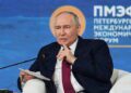 В открытом письме президент Украины Зеленский призывает Путина к прямым переговорам в нейтральной стране.