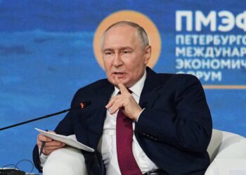 В открытом письме президент Украины Зеленский призывает Путина к прямым переговорам в нейтральной стране.