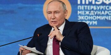 В открытом письме президент Украины Зеленский призывает Путина к прямым переговорам в нейтральной стране.
