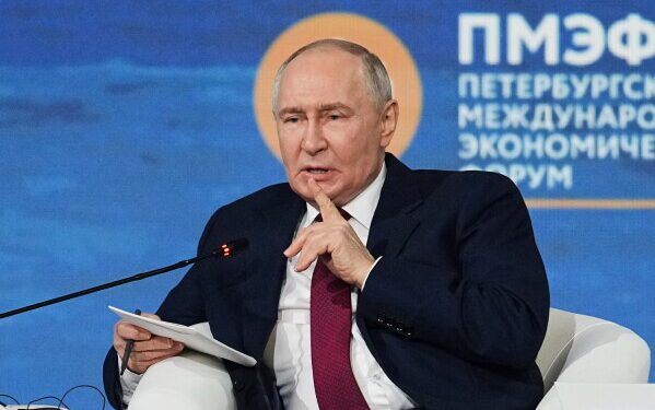 В открытом письме президент Украины Зеленский призывает Путина к прямым переговорам в нейтральной стране.