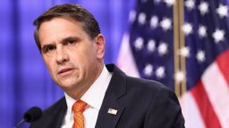Министерство юстиции спешит на защиту прокурора США в Чикаго после нескольких недель потрясений. Министерство юстиции спешит на защиту прокурора США в Чикаго после нескольких недель потрясений.