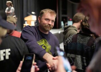 Адвокат Кена Пакстона на процессе по импичменту поддержал Джеймса Таларико в гонке за место в Сенате США. Адвокат Кена Пакстона на процессе по импичменту поддержал Джеймса Таларико в гонке за место в Сенате США.