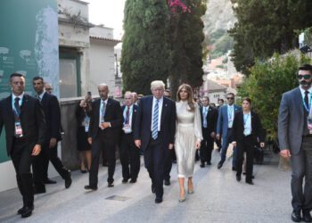 «Неловкая семейная встреча»: Трамп и лидеры G7 встречаются во Франции на фоне геополитических разногласий.