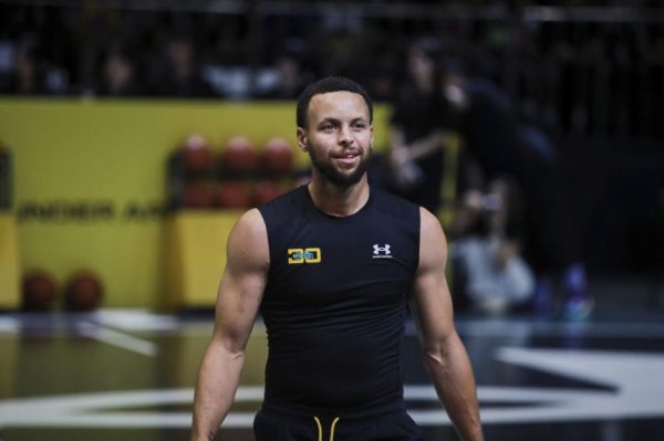 Суперзвезда НБА Стеф Карри заключил сделку с компанией Li-Ning, что стало крупной победой для китайского обувного гиганта.