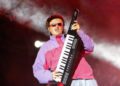 Оливер Три, исполнитель песен «Life Goes On» и «Miss You», погиб в вертолетной катастрофе.