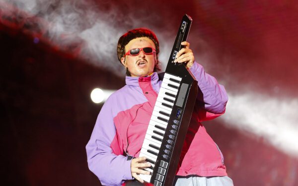 Оливер Три, исполнитель песен «Life Goes On» и «Miss You», погиб в вертолетной катастрофе.