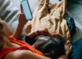 Родители проводят за едой даже больше времени, чем дети, используя гаджеты. Вот как можно переосмыслить семейный ужин.