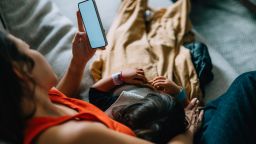 Родители проводят за едой даже больше времени, чем дети, используя гаджеты. Вот как можно переосмыслить семейный ужин. Родители проводят за едой даже больше времени, чем дети, используя гаджеты. Вот как можно переосмыслить семейный ужин.