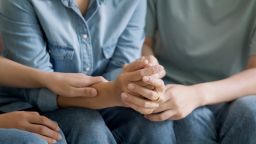 Родители следят за своими взрослыми детьми ради их безопасности. Но действительно ли это безопаснее?