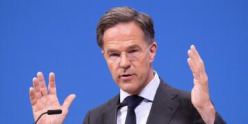 Глава Пентагона резко раскритиковал союзников по НАТО и объявил о пересмотре состава американских войск в Европе.