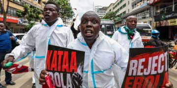 Протесты против американского центра по борьбе с лихорадкой Эбола в Кении подчеркивают растущее сопротивление Африки сделкам эпохи Трампа.