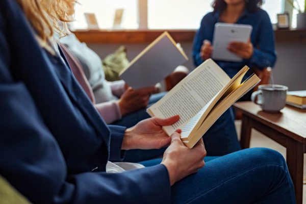 Клубы тихого чтения дают единомышленникам-книголюбам стимул для развития мозга.