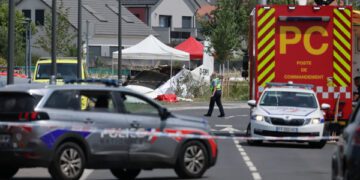 В Франции разбился самолет, на котором парашютисты совершали посадку, погибли 11 человек.