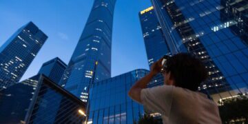 Согласно данным службы отслеживания полетов, небольшой самолет врезался в самое высокое здание Пекина.