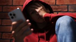 Использование социальных сетей в молодом возрасте связано с более ранним экспериментированием с наркотиками и алкоголем.