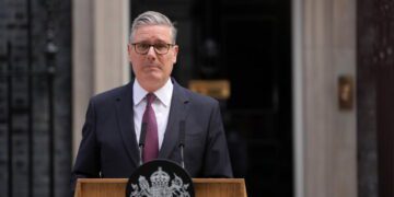 Стармер заявил о своей отставке с поста премьер-министра Великобритании, что вновь вызвало волнения в британской политике.