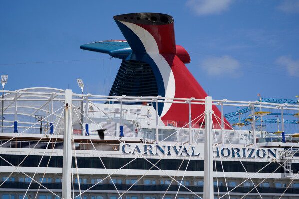 Подросток, обвиняемый в убийстве сводной сестры на круизном лайнере Carnival Cruise, задержан после предъявления ему обвинений, предъявленных взрослым.