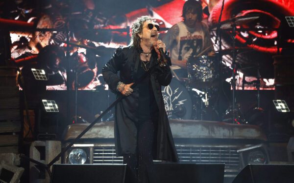Крис Робинсон из группы The Black Crowes прокомментировал критику в связи с высказываниями на сцене.