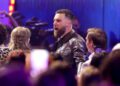 Трэвис Келси присоединился к Крису Лейку, который сделал ремикс на песню Тейлор Свифт «Opalite», на сцене в Лос-Анджелесе.