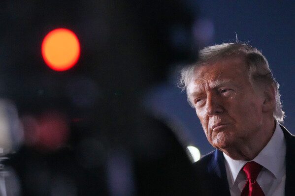 Трамп заявил, что США «должны» отреагировать после того, как Иран сбил вертолет армии США вблизи Ормузского пролива.