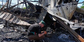 Украина заявляет, что нанесла удар по железнодорожному мосту в Крым, стремясь изолировать контролируемый Россией полуостров.