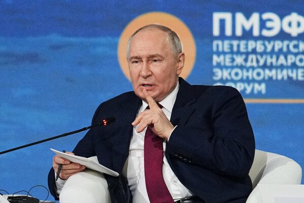 Украина вновь нацелилась на Санкт-Петербург после того, как Путин отклонил предложение Зеленского о прямых переговорах.