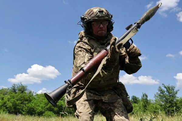 В результате последних дальнобойных ударов Украины по России был поражен крупный газоперерабатывающий завод и центры спутниковой связи.