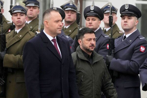 Украинские атаки вынудили контролируемый Россией Крым приостановить продажу бензина гражданскому населению.