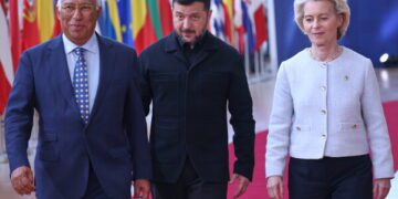 Украинские беспилотники подожгли нефтеперерабатывающий завод в Москве в ходе крупной атаки на российскую столицу.