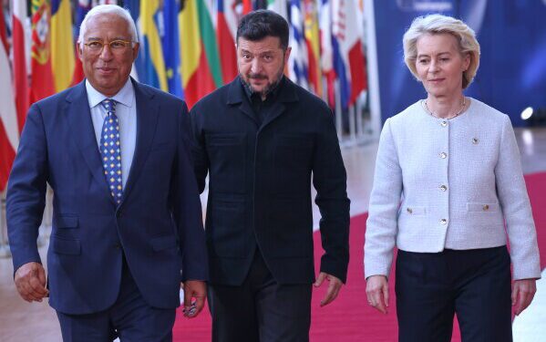 Украинские беспилотники подожгли нефтеперерабатывающий завод в Москве в ходе крупной атаки на российскую столицу. Украинские беспилотники подожгли нефтеперерабатывающий завод в Москве в ходе крупной атаки на российскую столицу.