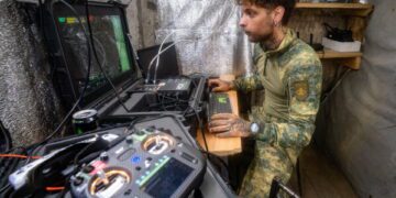 Украинские беспилотники подожгли еще один российский нефтеперерабатывающий завод, а Путин признал нехватку топлива.
