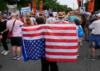 США и Иран приостановили удары, но расходятся во мнениях относительно дальнейших шагов в переговорах.