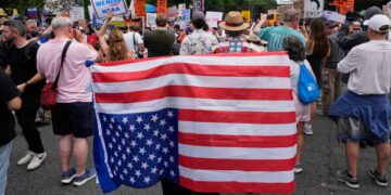 США и Иран приостановили удары, но расходятся во мнениях относительно дальнейших шагов в переговорах.