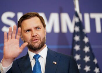 Вэнс встречается с высокопоставленными иранскими чиновниками, в то время как США стремятся возобновить переговоры.