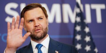 Вэнс встречается с высокопоставленными иранскими чиновниками, в то время как США стремятся возобновить переговоры.