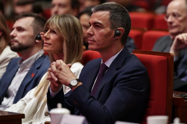 Жене премьер-министра Испании запрещено покидать страну на фоне участившихся расследований коррупции.