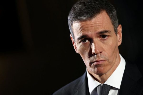 Жене премьер-министра Испании запрещено покидать страну на фоне участившихся расследований коррупции.