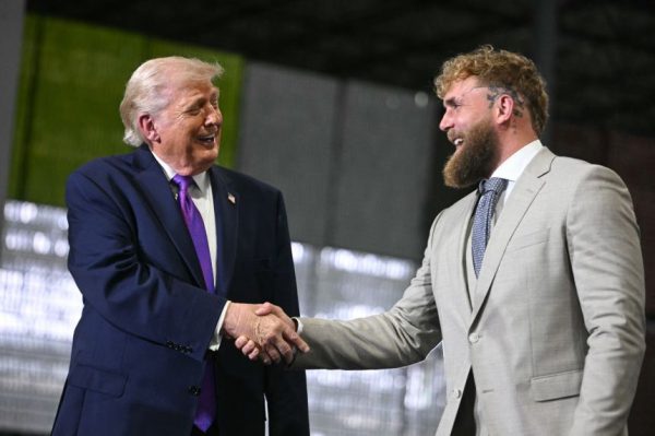 Молодые люди отворачиваются от Трампа. Сможет ли бой UFC в Белом доме вернуть их на ринг?