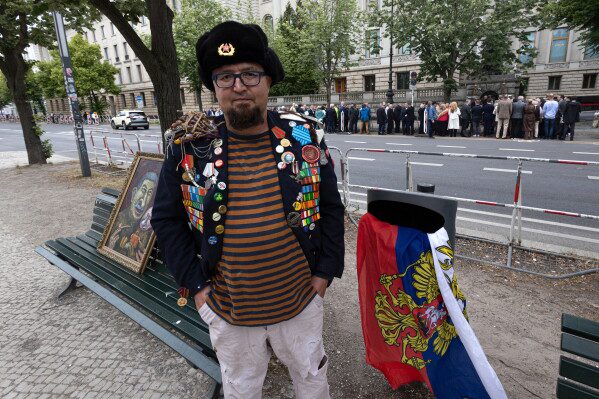 Зеленский возвращает высшую польскую награду после того, как польский лидер отозвал её в результате спора об истории.
