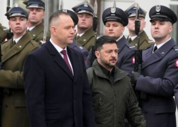 Зеленский возвращает высшую польскую награду после того, как польский лидер отозвал её в результате спора об истории.
