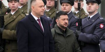 Зеленский возвращает высшую польскую награду после того, как польский лидер отозвал её в результате спора об истории.