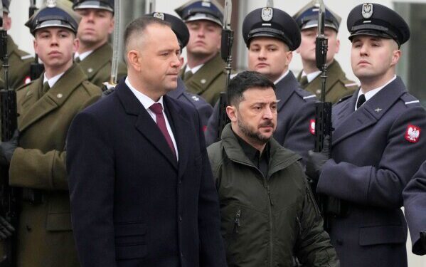 Зеленский возвращает высшую польскую награду после того, как польский лидер отозвал её в результате спора об истории.