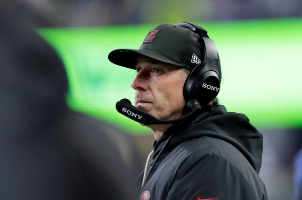 Главный тренер «Сан-Франциско 49ers» Кайл Шанахан пострадал в автомобильной аварии, его тренировочный лагерь открыт с ограничениями.