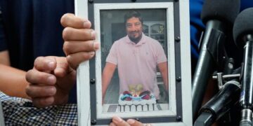 Восемь человек обвинены в планировании атаки с использованием беспилотника и снайпера на Белый дом во время боя UFC в клетке.