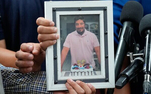 Восемь человек обвинены в планировании атаки с использованием беспилотника и снайпера на Белый дом во время боя UFC в клетке.