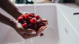 Вспышка диареи, вызванной паразитами, набирает обороты. Вот что следует есть, а чего избегать.