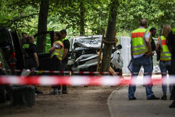 Предполагается, что наезд на пешехода во время берлинского прайда был террористическим актом, немецкая полиция разыскивает подозреваемого исламиста.