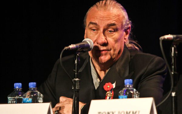 Барабанщик Black Sabbath Билл Уорд рассказал, что теперь передвигается в инвалидном кресле, но "в свои 78 лет всё ещё неплохо играет". Барабанщик Black Sabbath Билл Уорд рассказал, что теперь передвигается в инвалидном кресле, но "в свои 78 лет всё ещё неплохо играет".